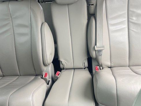 Used 2013 Toyota Sienna XLE image 23