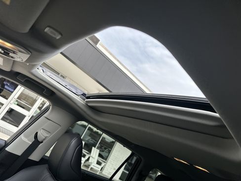 Used 2023 Toyota Highlander XLE image 11