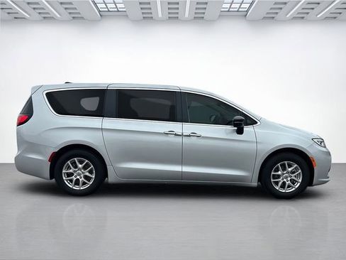 Used 2024 Chrysler Pacifica Touring-L FWD image 3