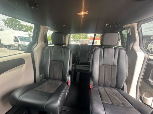 Used 2019 Dodge Grand Caravan SXT FWD image 13
