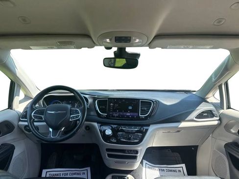 Used 2021 Chrysler Pacifica Touring-L FWD image 32