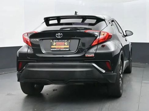 Used 2022 Toyota C-HR XLE image 8