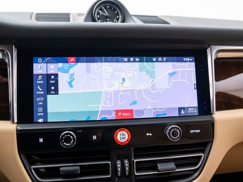 Certified 2025 Porsche Macan image 24