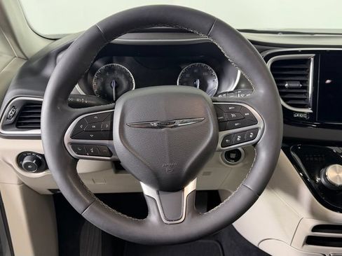 Used 2022 Chrysler Pacifica Touring-L FWD image 17
