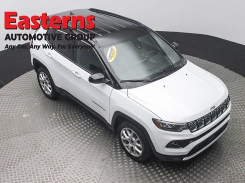 Used 2025 Jeep Compass Limited AWD/4WD image 3