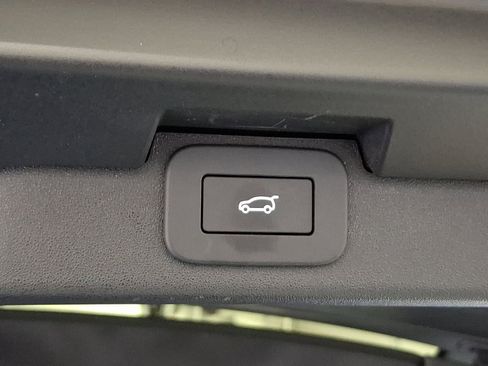 Certified 2025 Land Rover Discovery Dynamic SE image 29