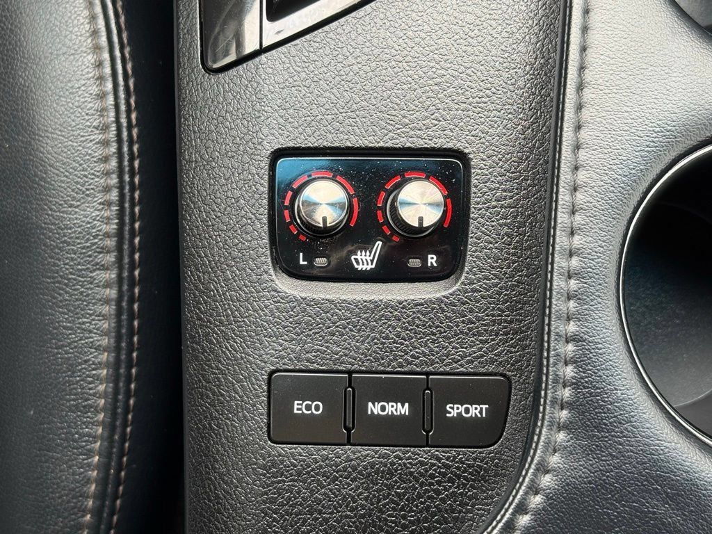 Used 2016 Toyota Avalon XLE Plus w/ Preferred Accessory Package FWD image 31
