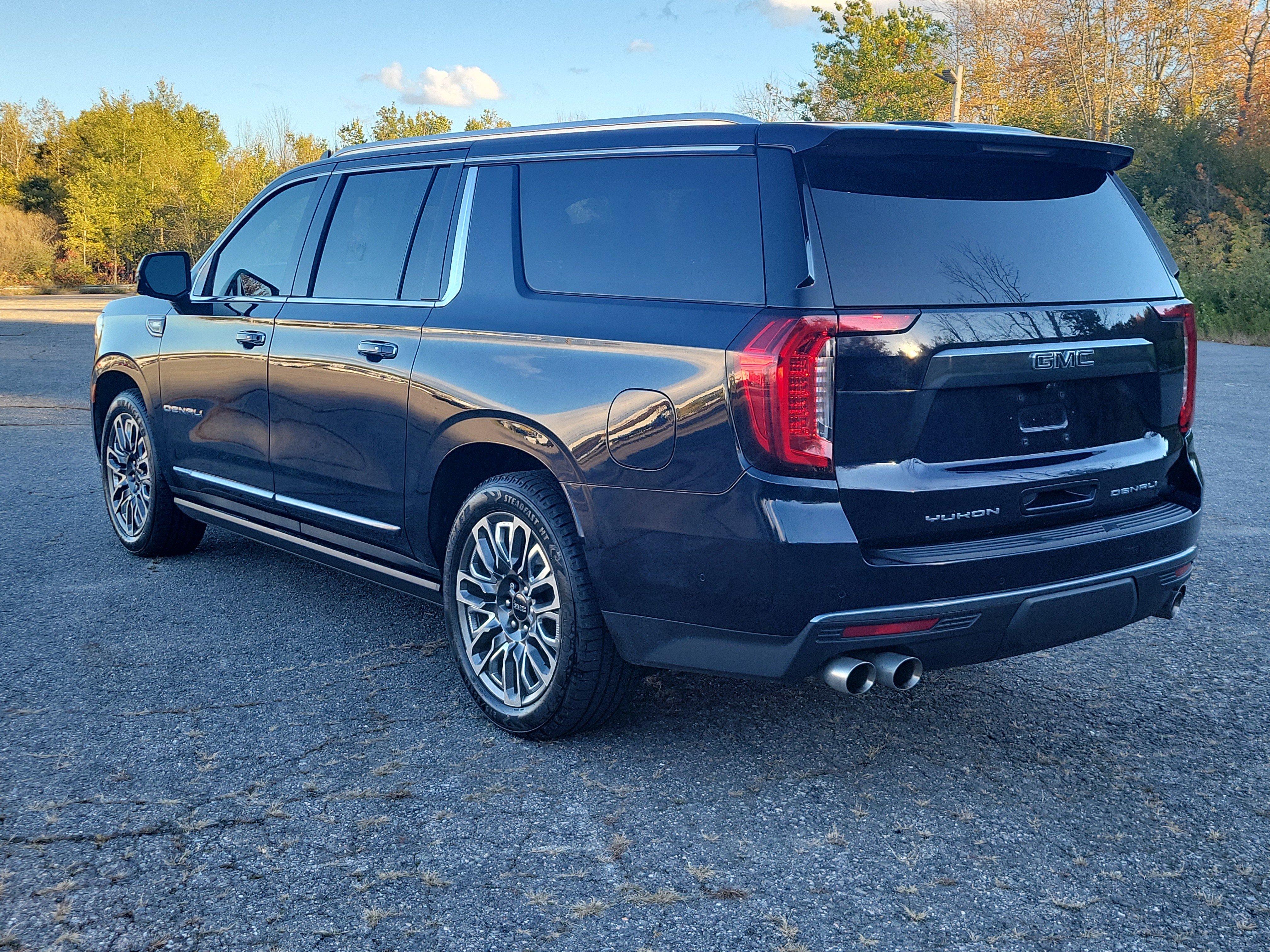 Used 2023 GMC Yukon XL Denali Ultimate AWD/4WD image 7