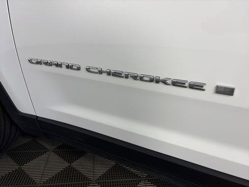 Used 2023 Jeep Grand Cherokee L Limited AWD/4WD image 19