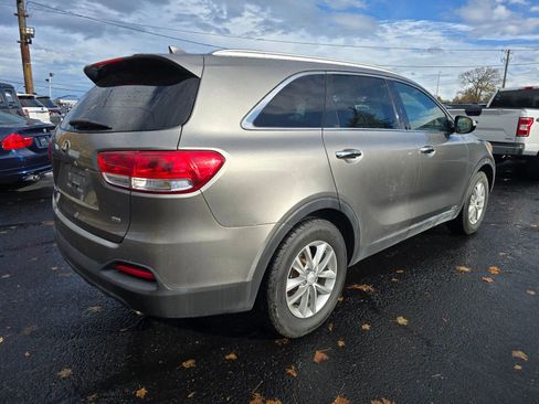 Used 2016 Kia Sorento LX w/ LX Convenience Package image 5