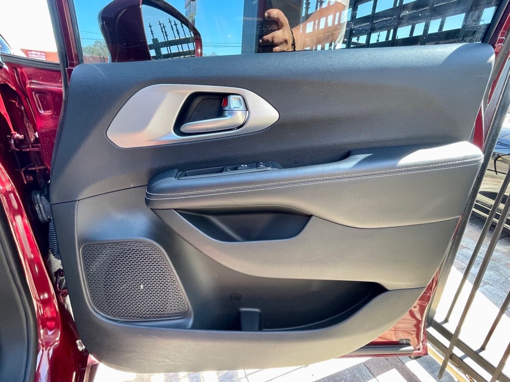 Used 2018 Chrysler Pacifica Touring-L w/ Premium Audio Group FWD image 36