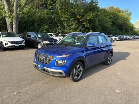 Certified 2024 Hyundai Venue SEL FWD image 4