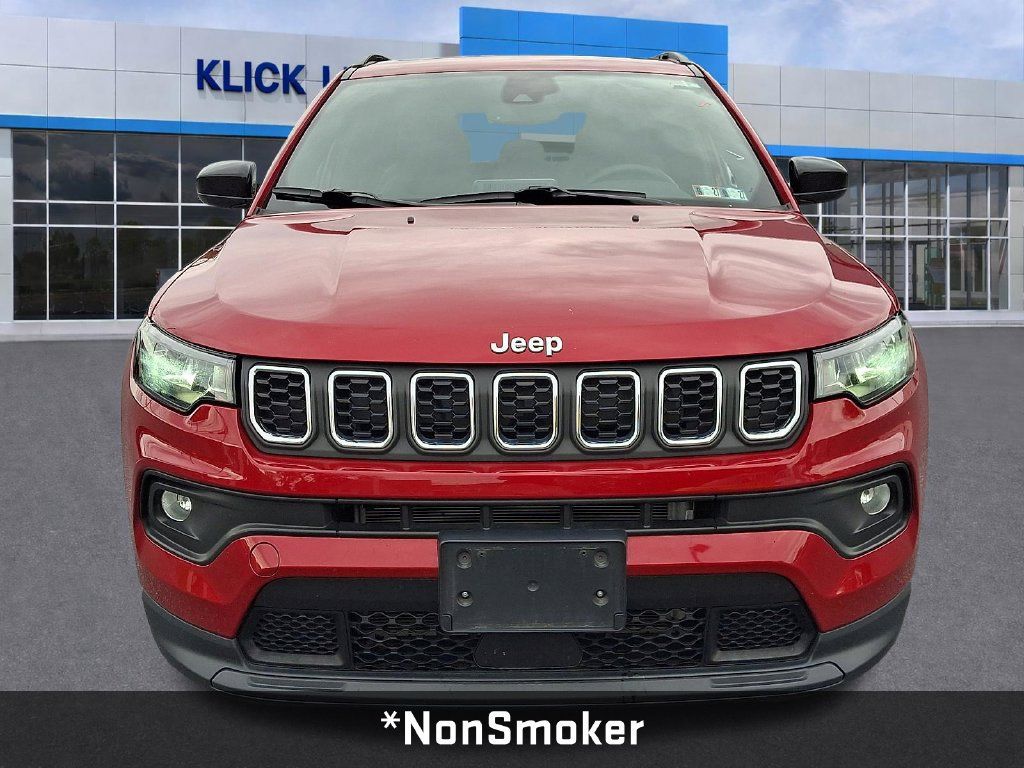 Used 2025 Jeep Compass Latitude w/ Sun & Sound Group AWD/4WD image 2