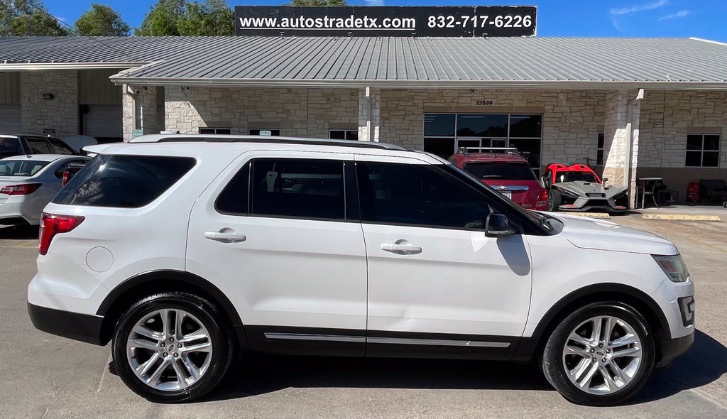 Used 2017 Ford Explorer XLT w/ Equipment Group 202A FWD image 4