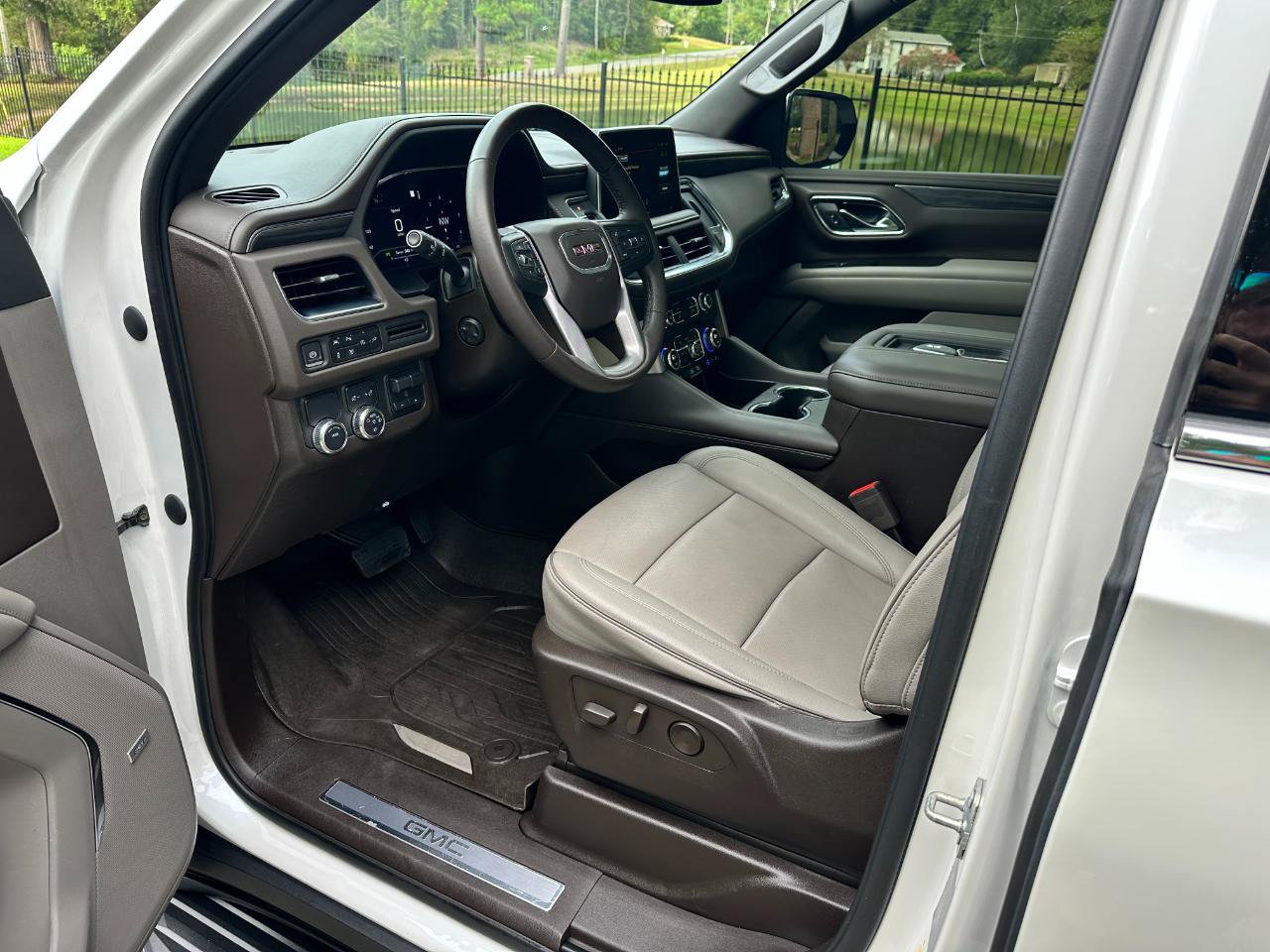 Used 2022 GMC Yukon SLT w/ SLT Premium Package RWD image 11