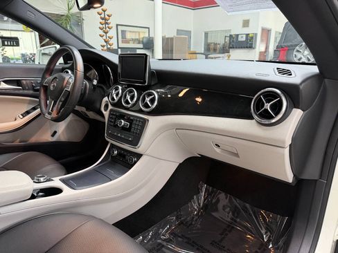 Used 2014 Mercedes-Benz CLA 250 image 18