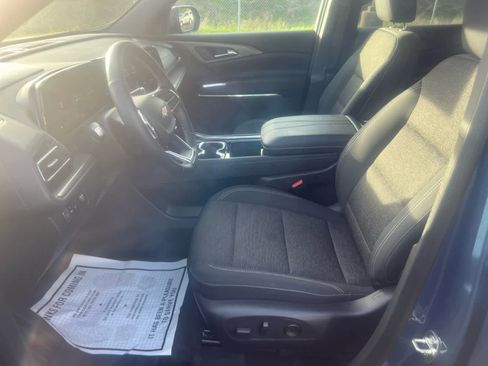 Used 2025 Chevrolet Traverse LT image 12