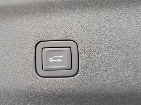 Used 2025 Chevrolet Suburban Premier RWD image 11