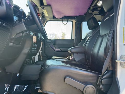 Used 2016 Jeep Wrangler Unlimited Rubicon w/ Connectivity Group image 18