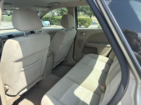 Used 2005 Ford Five Hundred SE FWD image 2