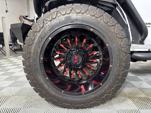 Used 2017 Jeep Wrangler Unlimited Rubicon w/ Connectivity Group image 18