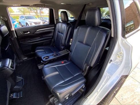 Used 2018 Toyota Highlander SE image 17