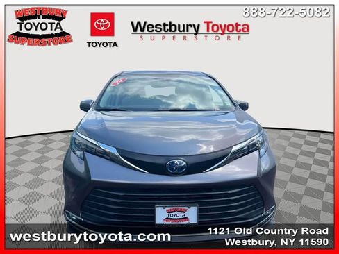 Used 2024 Toyota Sienna XLE FWD image 3