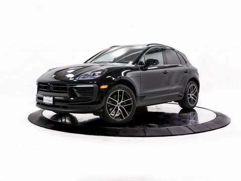 Certified 2025 Porsche Macan image 1