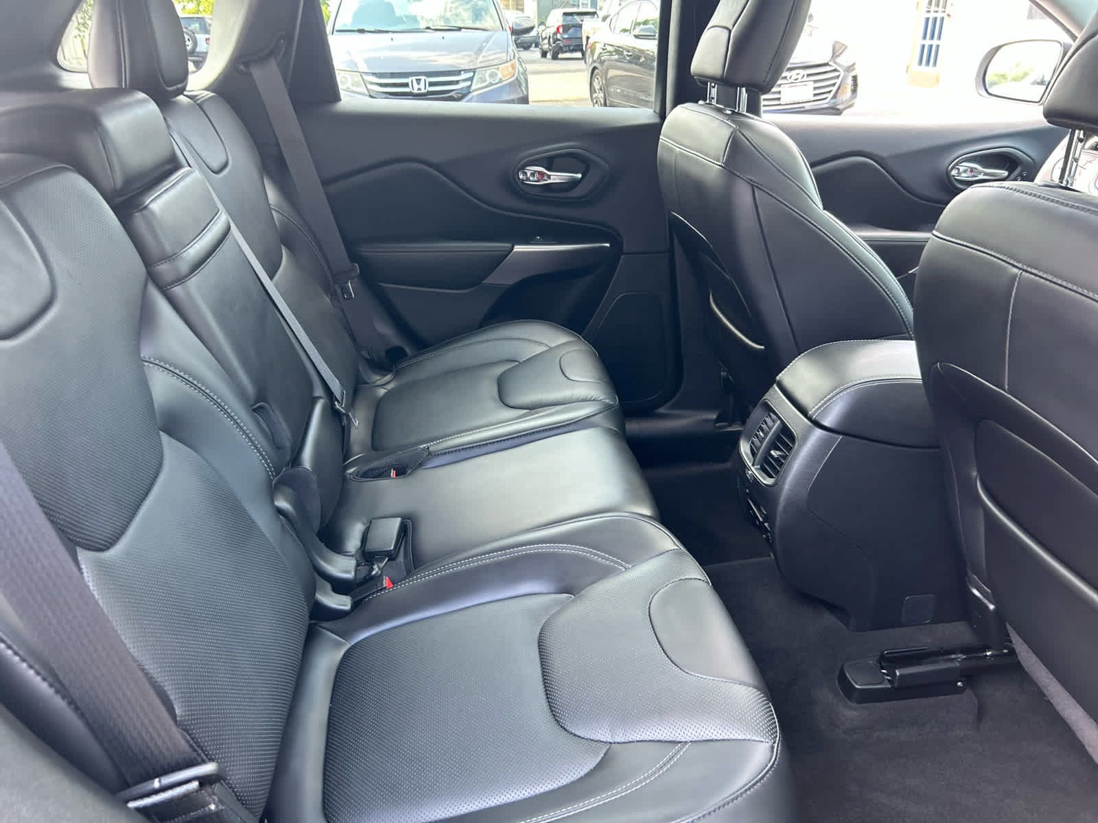 Used 2019 Jeep Cherokee Overland w/ Technology Group AWD/4WD image 25