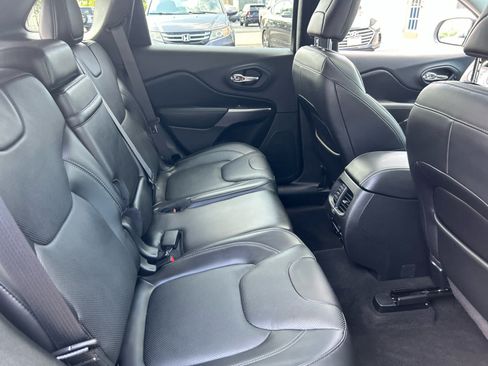 Used 2019 Jeep Cherokee Overland w/ Technology Group AWD/4WD image 25