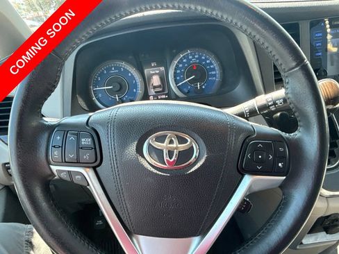 Used 2017 Toyota Sienna XLE FWD image 25