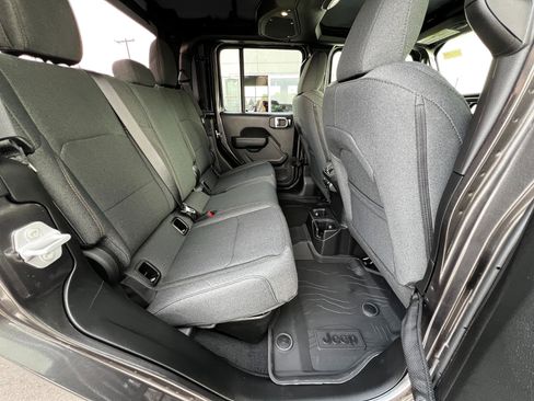 New 2025 Jeep Gladiator Sport image 18