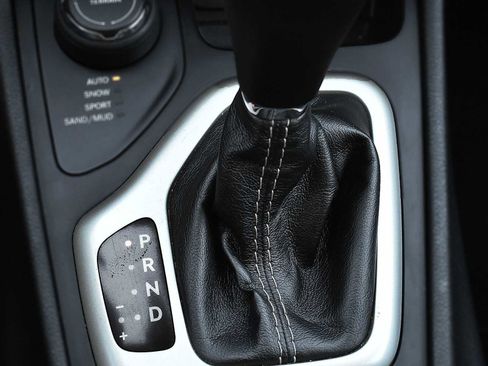 Used 2016 Jeep Cherokee Limited image 23