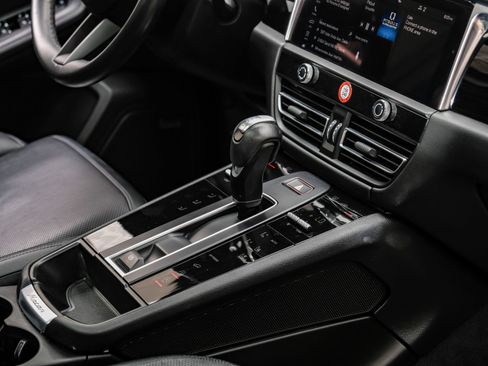 Used 2023 Porsche Macan AWD/4WD image 29
