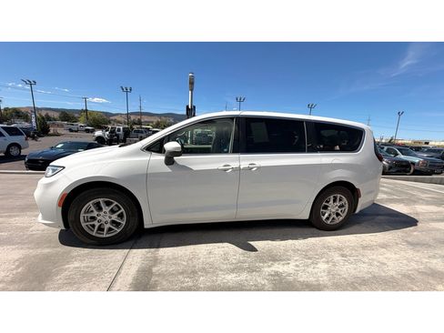 Used 2023 Chrysler Pacifica Touring-L FWD image 4