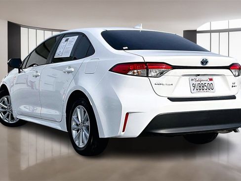 Used 2025 Toyota Corolla LE w/ LE Premium Package image 4