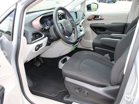 Used 2024 Chrysler Voyager LX FWD image 10