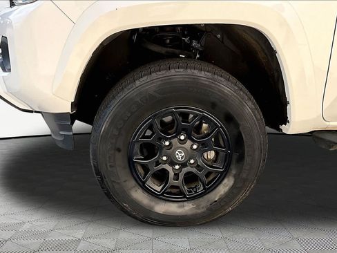 Used 2021 Toyota Tacoma SR5 AWD/4WD image 11