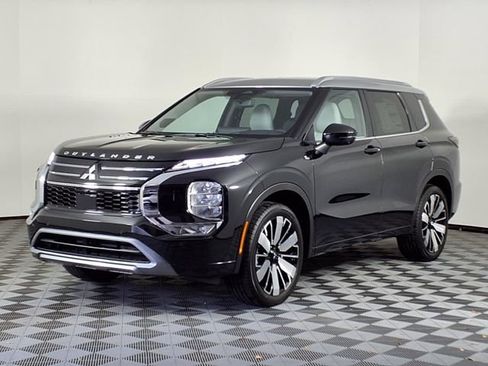 Used 2025 Mitsubishi Outlander AWD image 3