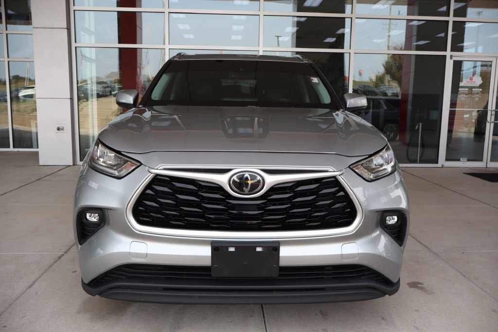 Used 2020 Toyota Highlander XLE AWD/4WD image 2