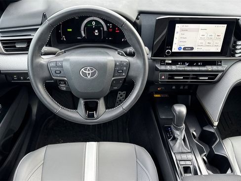 Used 2025 Toyota Camry SE image 14