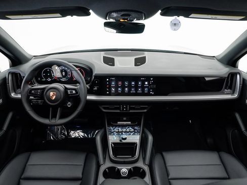 Used 2025 Porsche Cayenne image 21