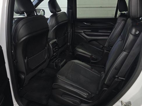 Used 2024 Jeep Grand Cherokee L Altitude AWD/4WD image 10