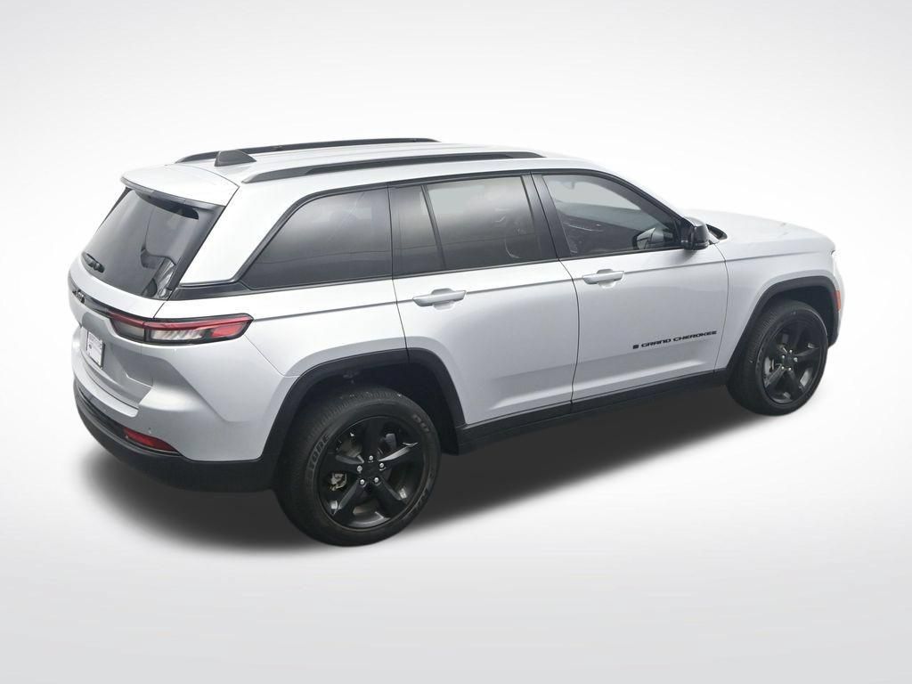 Used 2024 Jeep Grand Cherokee Altitude RWD image 36