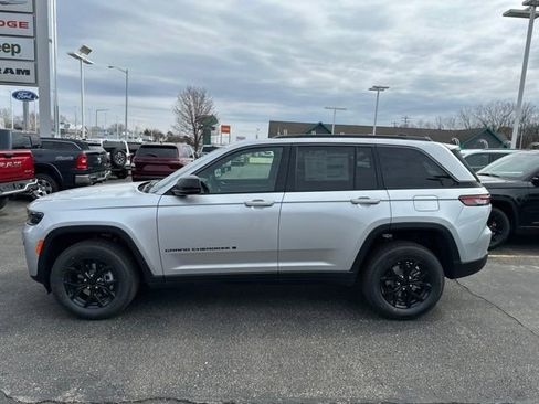 New 2026 Jeep Grand Cherokee Altitude AWD/4WD image 13