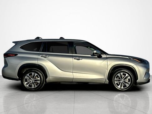 Certified 2024 Toyota Highlander XLE image 6