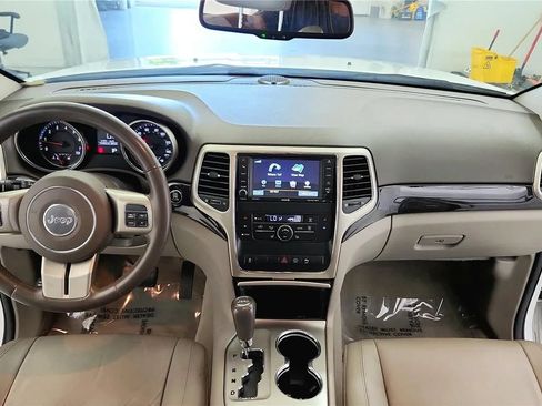 Used 2013 Jeep Grand Cherokee Laredo AWD/4WD image 36