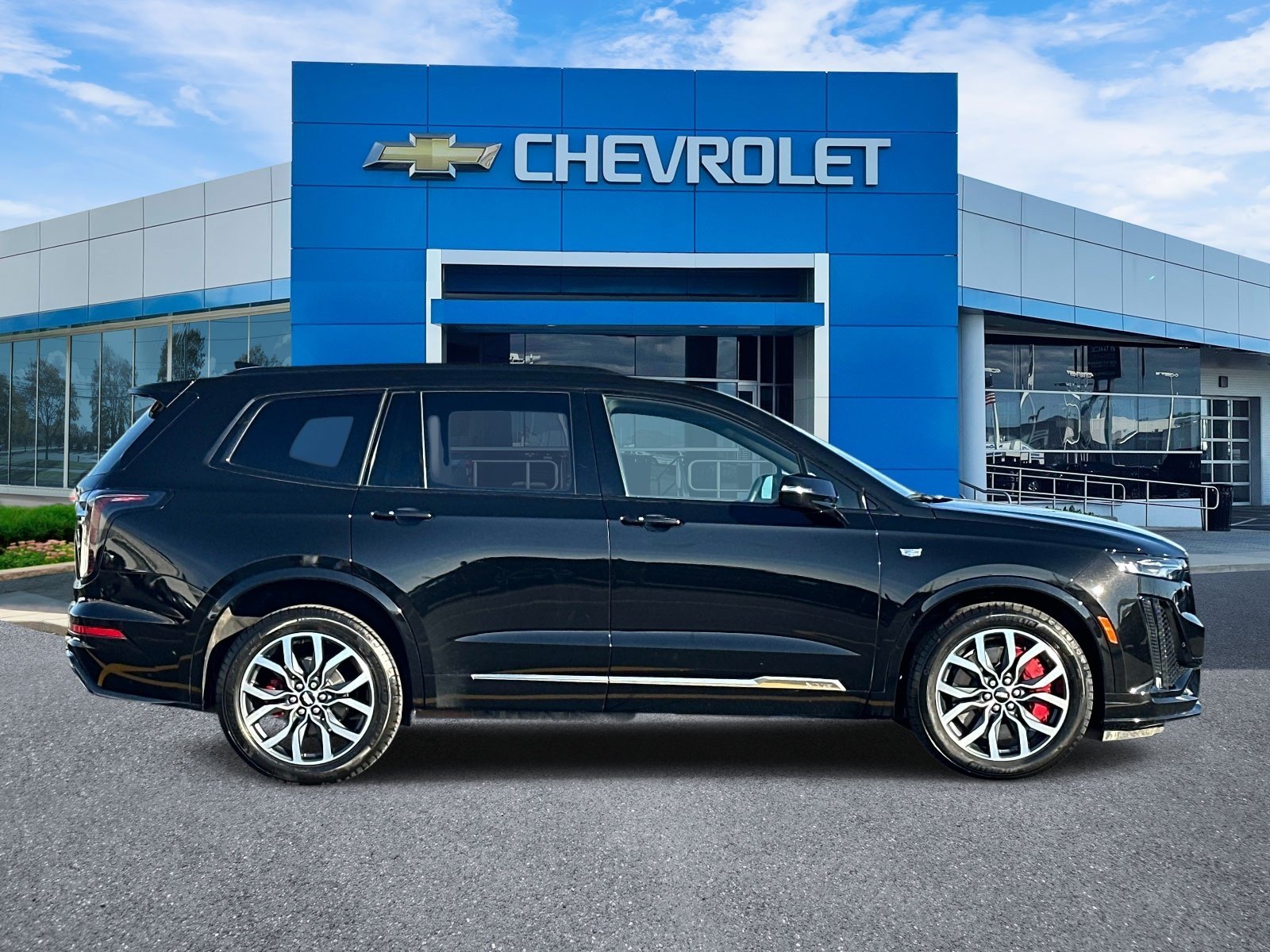 Certified 2025 Cadillac XT6 Sport w/ LPO, Floor Liner Package AWD/4WD image 2