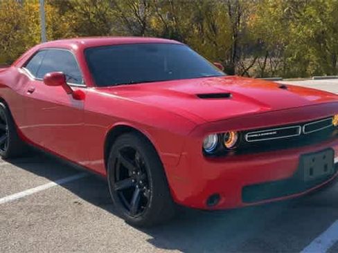 Used 2022 Dodge Challenger SXT image 2