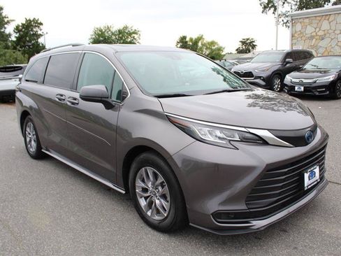 Used 2023 Toyota Sienna LE w/ LE Plus Package FWD image 9